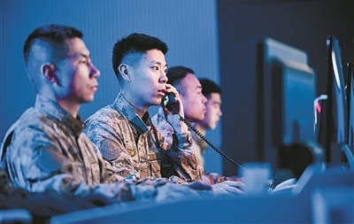 阵地指挥室内，值班官兵快速高效处置空情。